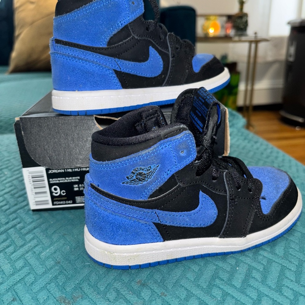 Jordan Retro High OG in Black and Blue